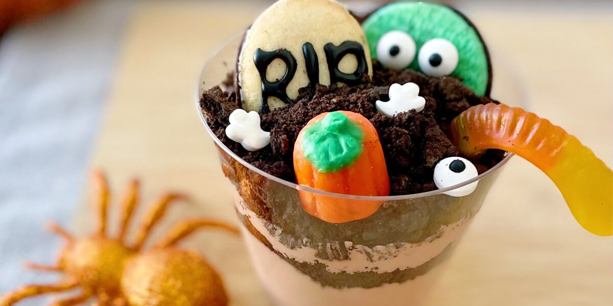 Dirt Pudding Cups | Oreo Dirt Cups | Halloween Dirt Cups | Graveyard Pudding Cups #halloweentreats #diyhalloween #halloweencraftsforkids #puddingcups #puddingrecipe