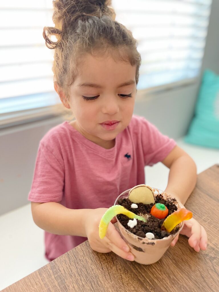 Dirt Pudding Cups | Oreo Dirt Cups | Halloween Dirt Cups | Graveyard Pudding Cups #halloweentreats #diyhalloween #halloweencraftsforkids #puddingcups #puddingrecipe