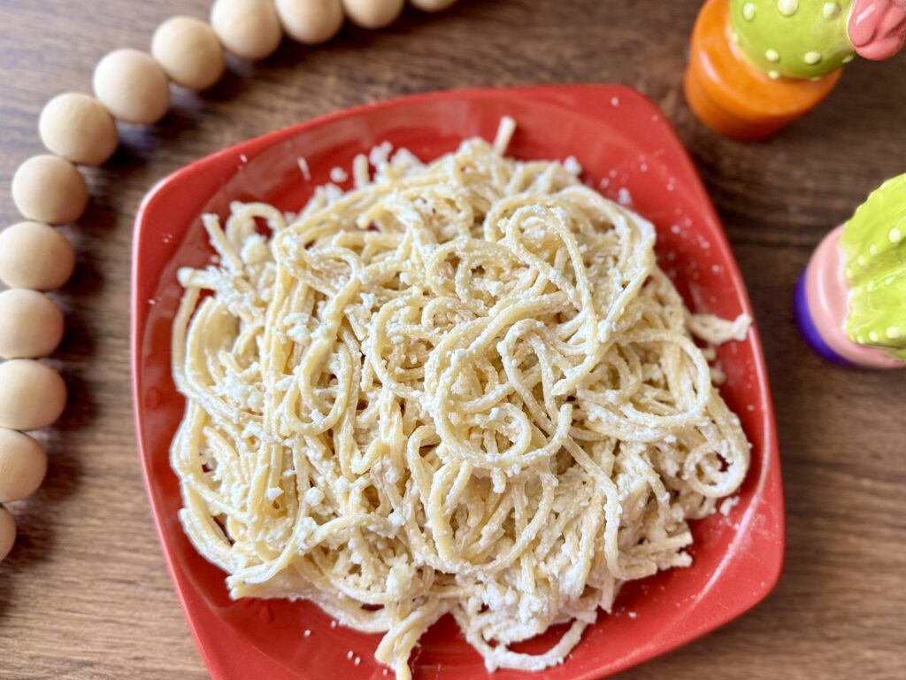 white spaghetti (espagueti blanco) on a red plate