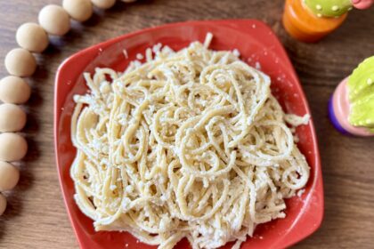 white spaghetti (espagueti blanco) on a red plate